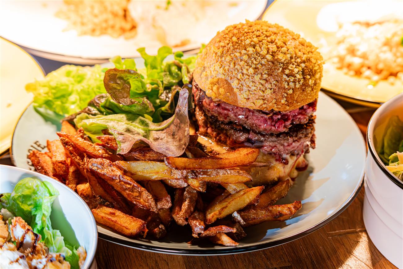 Notre burger signature, pain toasté et viande saignante