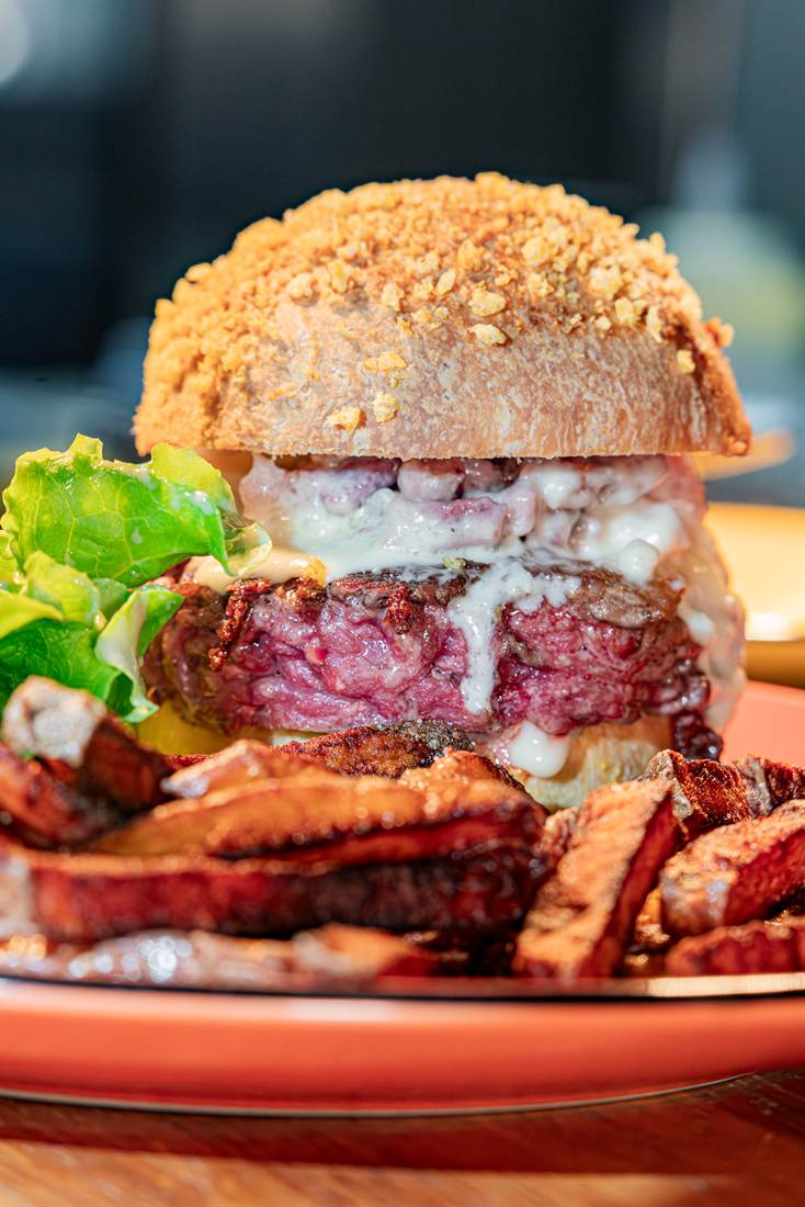 Burger maison servi avec des frites fraîches