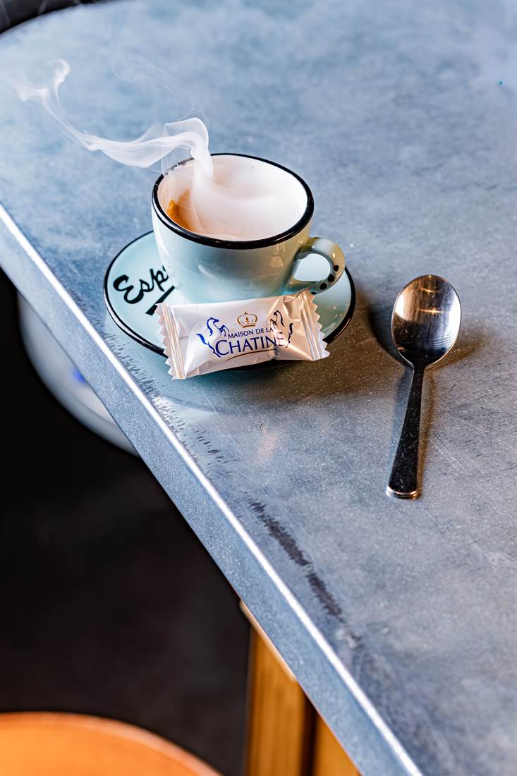 Café fumant posé sur le comptoir en bois