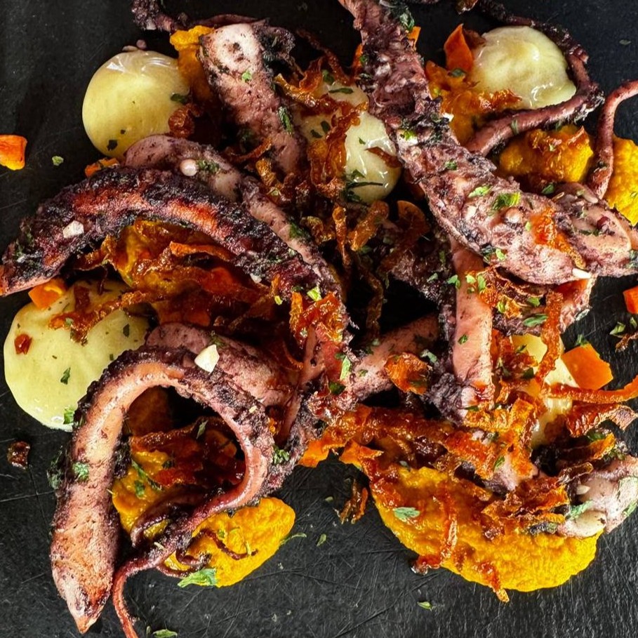 Poulpe grillé, purée de courge butternut et pommes de terre fondantes
